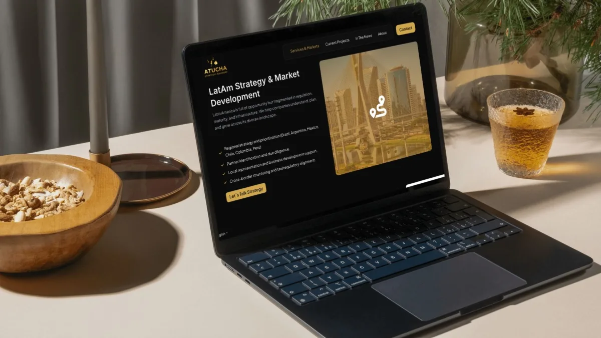 Captura de la web de Atucha Strategic Advisory mostrada en un portátil