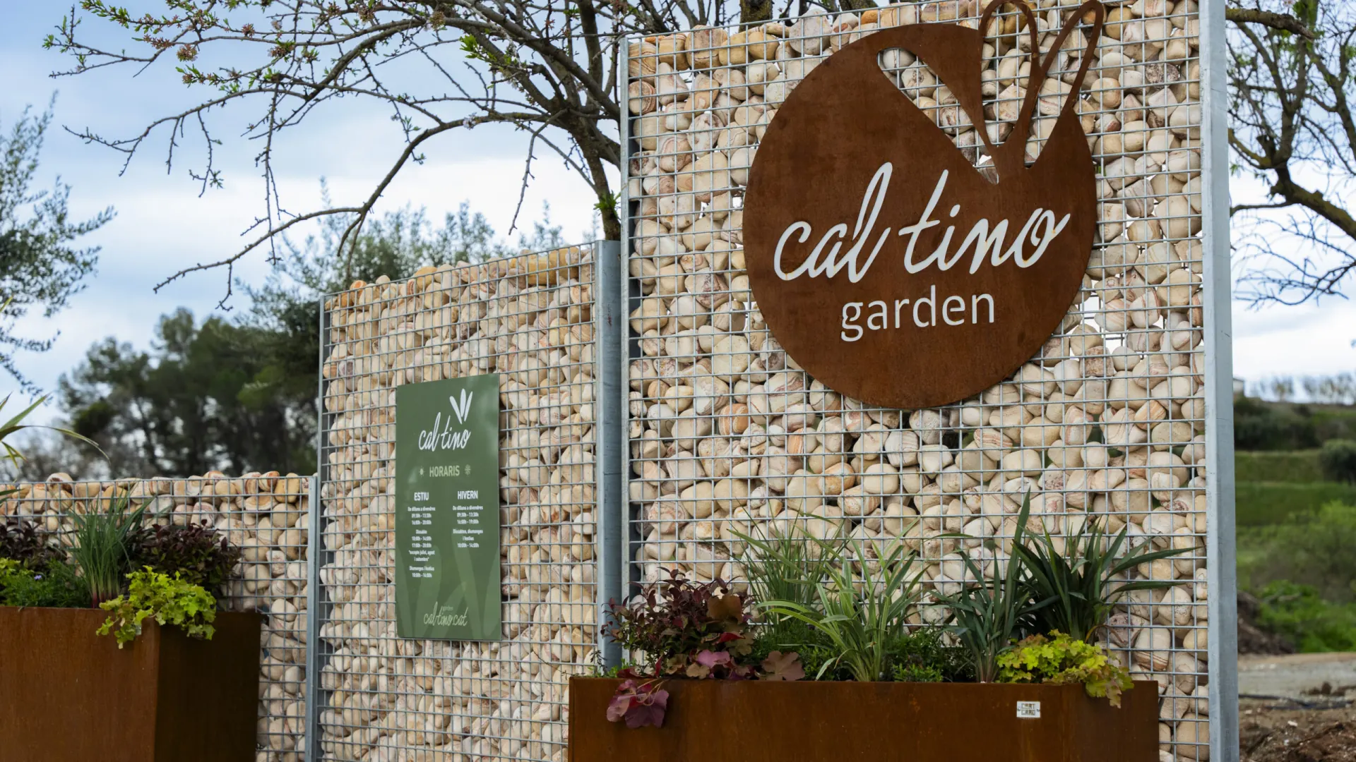 Entrada de Cal Tino Garden con su señal corporativa