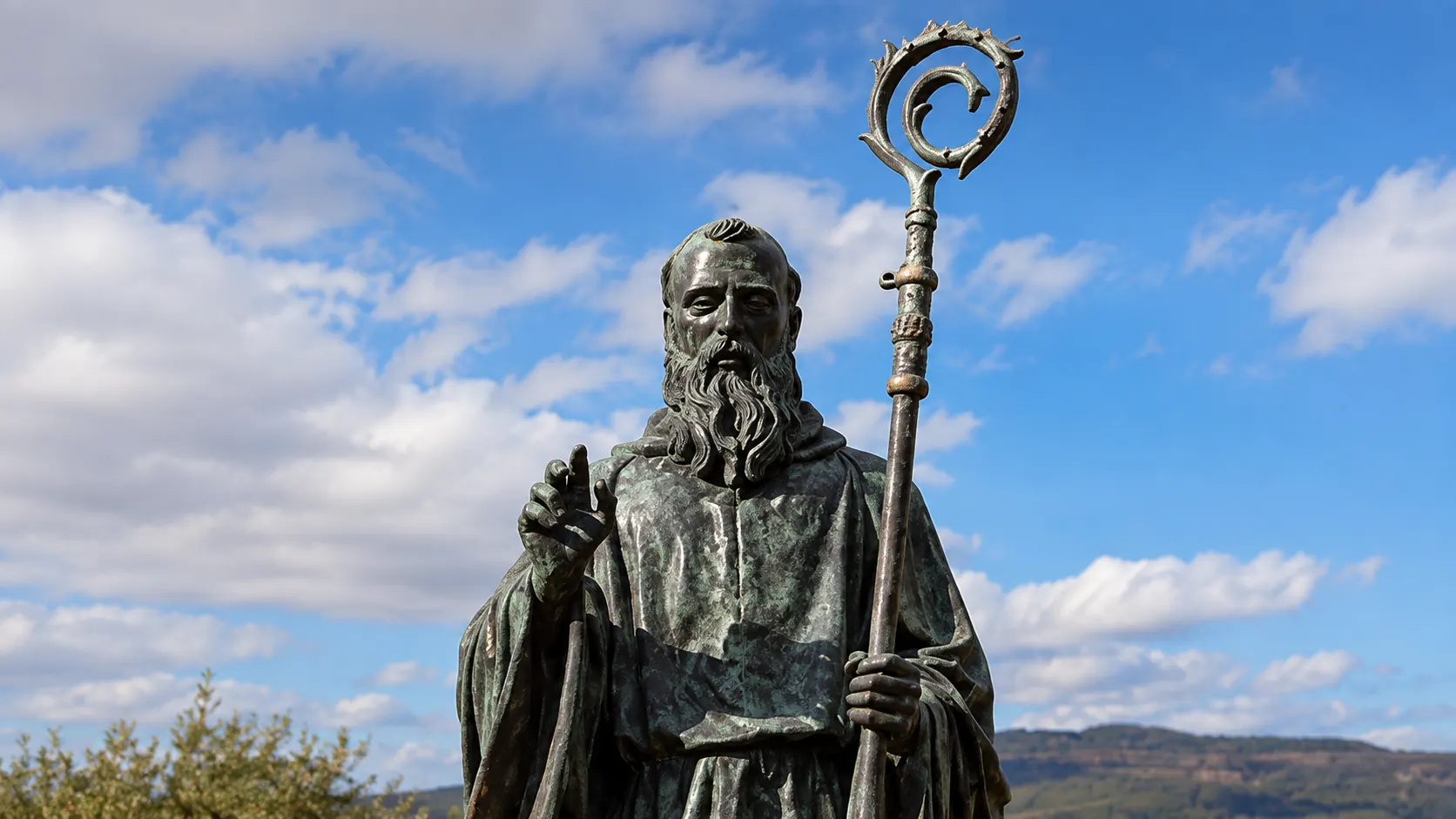 Escultura de San Veremundo bajo un cielo azul