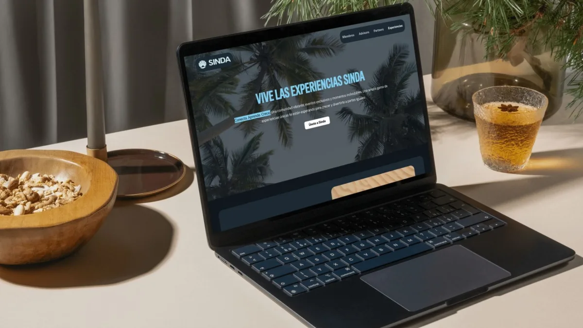 Captura de la web de SindaHub mostrada en un portátil