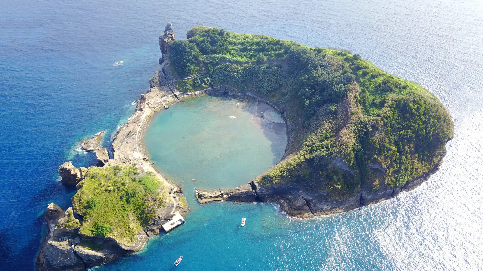 Vista aérea de una isla volcánica rodeada por el océano